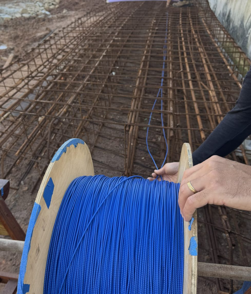 Cabo de fibra óptica sendo instalado na armadura