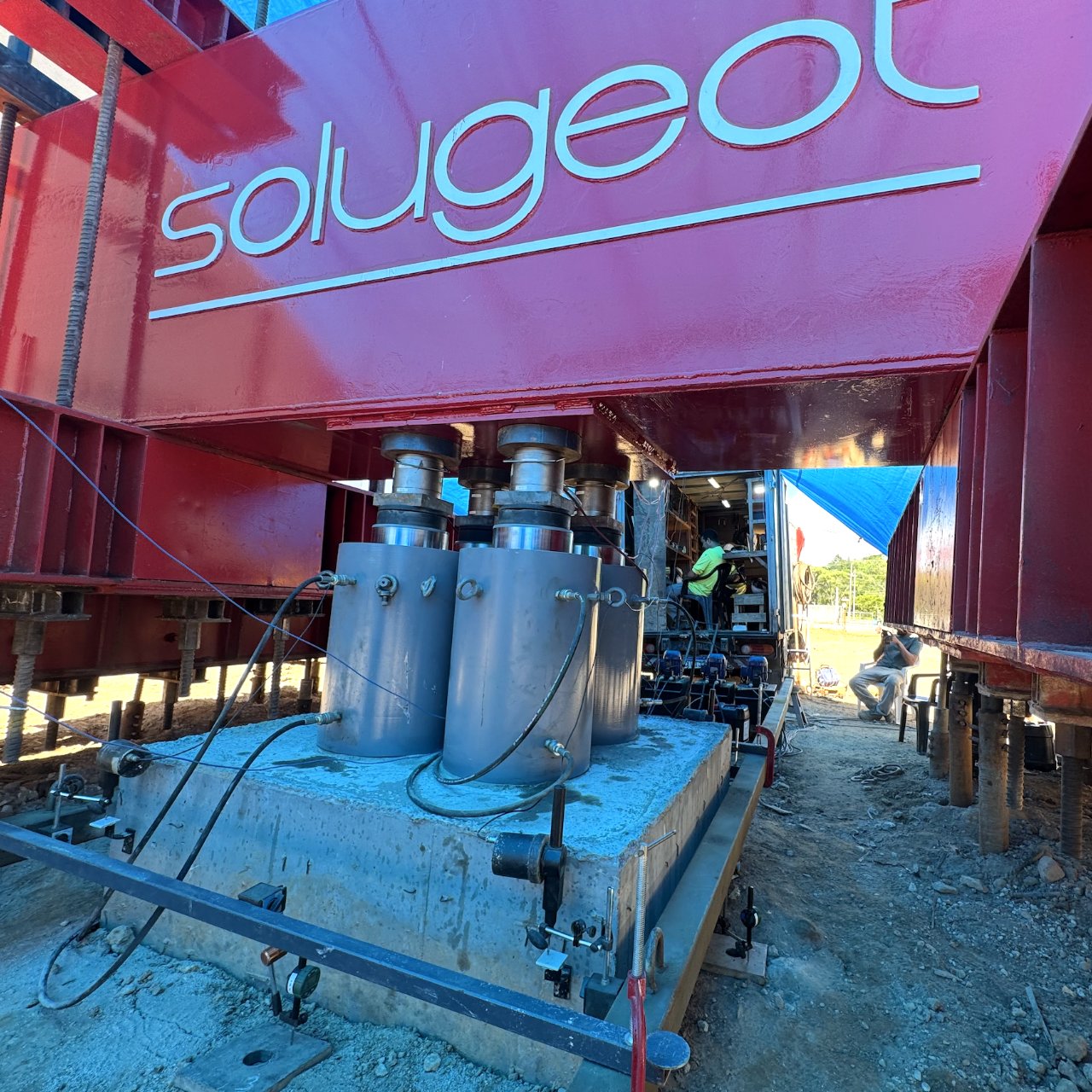 Sistema de reação Solugeot durante prova de carga estática