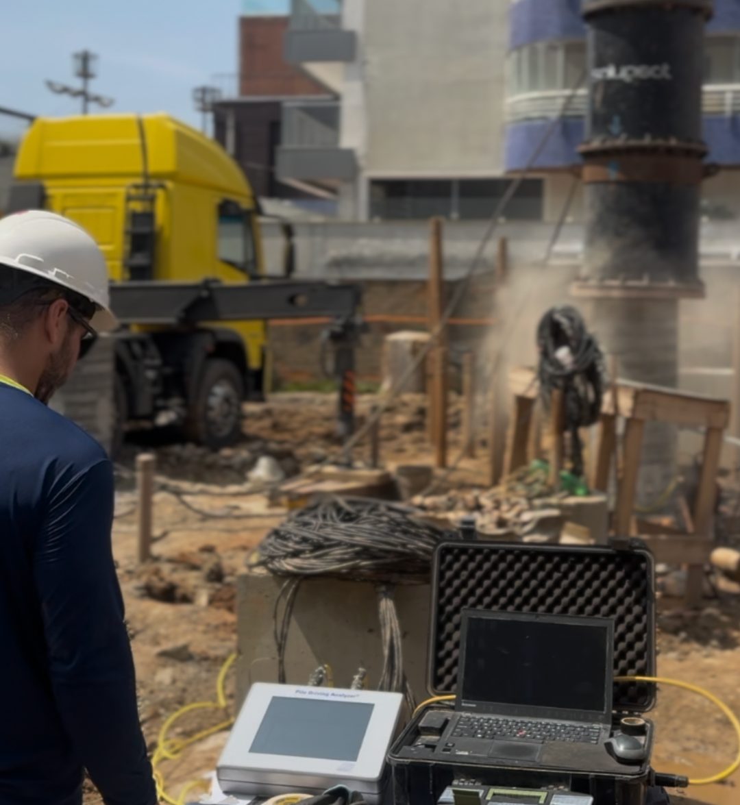 Engenheiro Solugeot operando o Pile Driving Analyzer